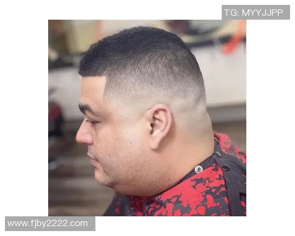 足球明星白色圆头发型的时尚魅力与个性表达探讨 足球明星白色圆头发型的时尚魅力与个性表达探讨